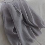 透け感のあるブラウス